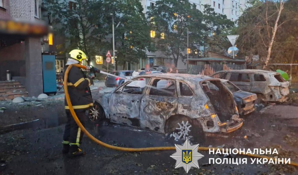 У Києві люди вийшли подивитися на наслідки удару — в той момент росіяни знову вгатили